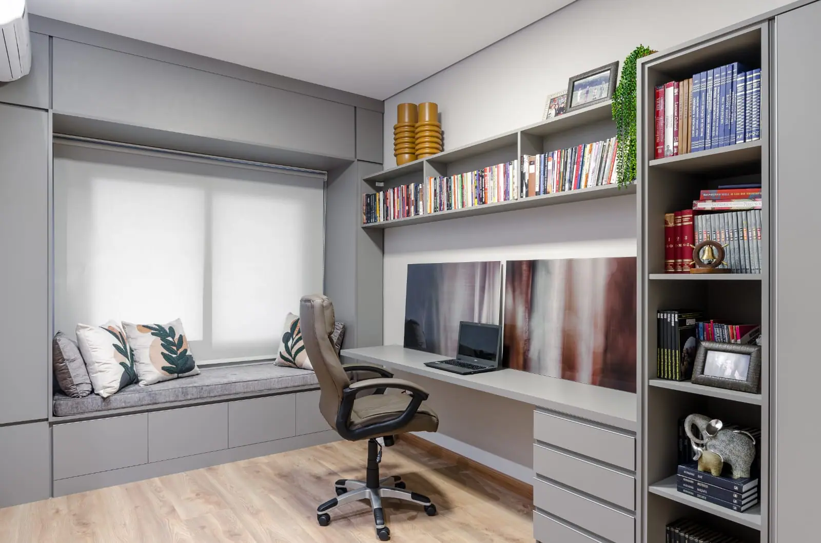 Home office planejado com estante, bancada e gaveteiro em cinza